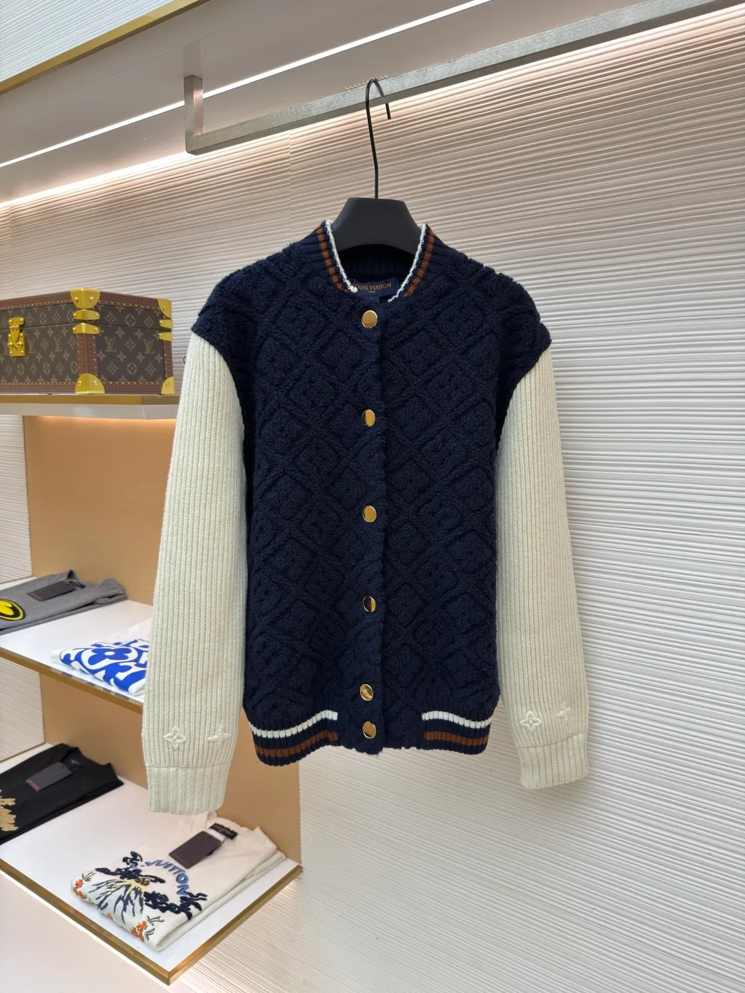 LOUIS VUITTON SKI ski series color-blocked striped baseball long-sleeved jacket ●Original version: purchased and developed for 22999 ●Item number: 1682091-D35 ●Fabric: wool blended fabric ●Technology: knitted ●Color: blue and white ●Version: fitted version ●Weight: about 1070 grams ●Size: S-M-L-XL ●Description: This Louis Vuitton color-blocked knitted cardigan uses a three-dimensional cable knitting process to create the main body. It uses high-count merino wool blended fabrics and uses a double needle bed knitting machine to create a concave and convex rhombus texture. The knitting density reaches 32 needles per square centimeter, making the texture both three-dimensional and soft. The main body of the body is made of navy blue fixed-spun yarn, which has been washed and fixed three times to effectively prevent fading. The sleeves are made of off-white vertical pit rib knitting, and the single-strand yarn twist is controlled at 800 twists/meter to ensure resilience and fit. The metal snaps are made of custom-made brass and have been treated with gold-plated glaze sealing. The contrasting ribs on the collar and hem are intarsia woven, accurately matching the proportions of the brand's classic three-color webbing. The cuffs also have a hidden laser-engraved brand logo. The overall process combines traditional knitting techniques with modern precision, and the details are full of craftsmanship. The overall wiring is straight and delicate, the fabric is comfortable and soft, and the color is consistent without color difference. It can be matched with the same style to create a fashionable look and control various occasions. Customized accessories, complete with three standards, same style for men and women!